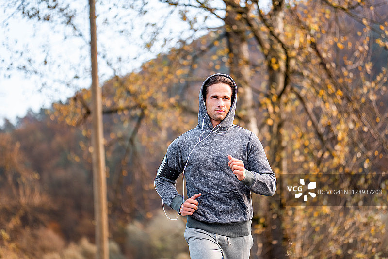 在自然中跑步的年轻男运动员图片素材
