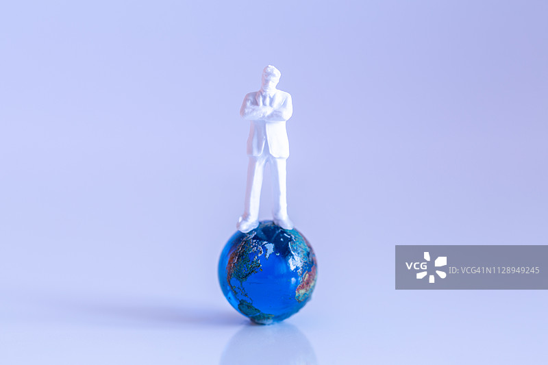 男人在水晶球上保持平衡图片素材