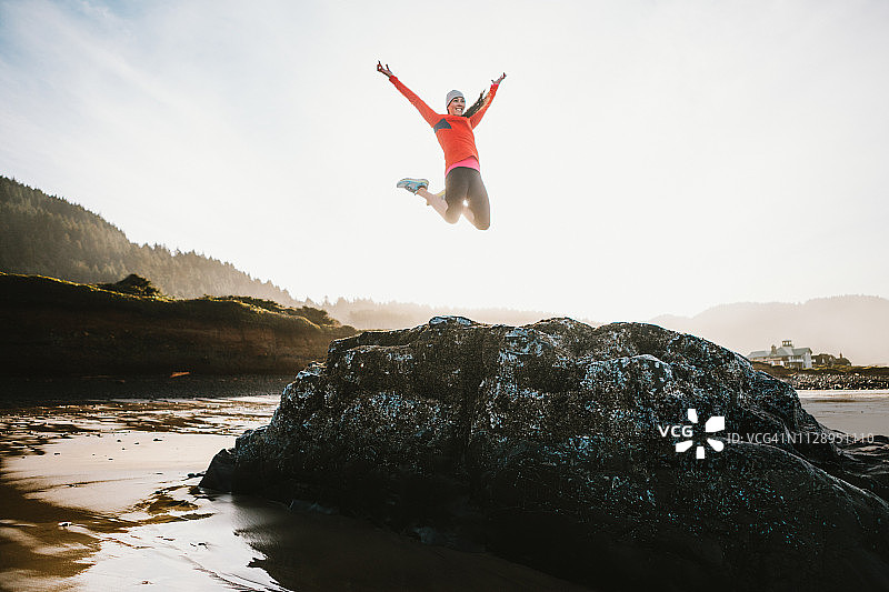 中年妇女在海滩上庆祝清晨图片素材