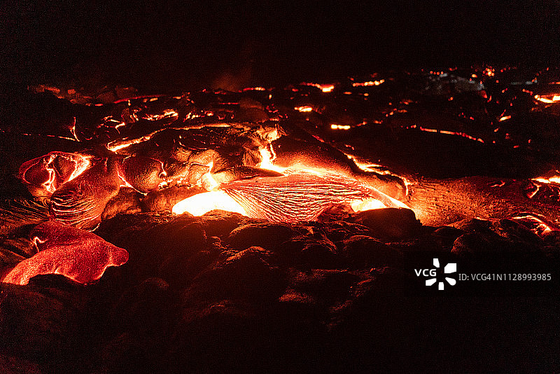 夜间熔岩流图片素材
