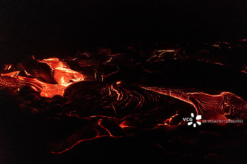 夜间熔岩流图片素材