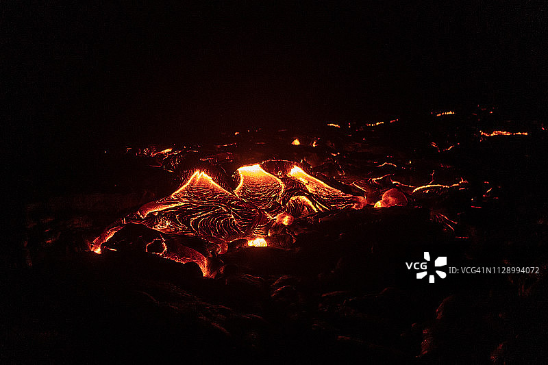 夜间熔岩流图片素材