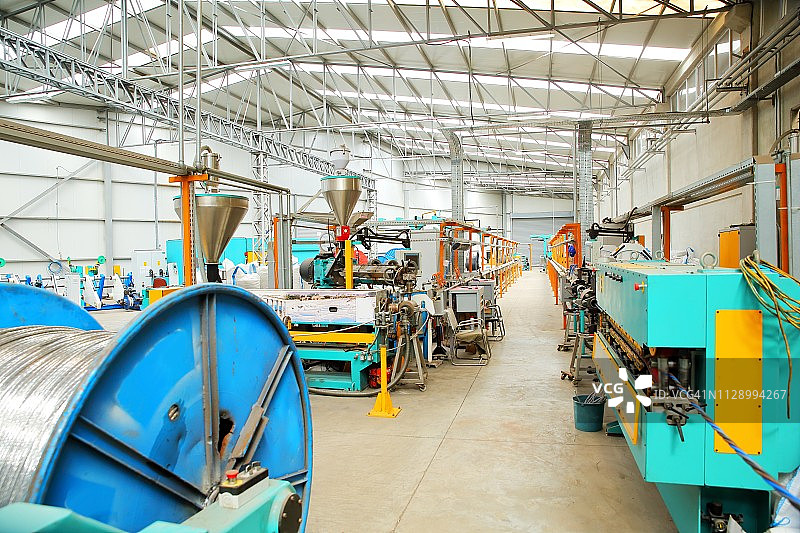 钢铁工业中的缆绳制造机图片素材