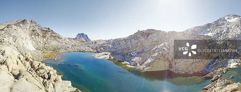 美国华盛顿州利aven沃斯魔法地带的高山湖泊和群山图片素材
