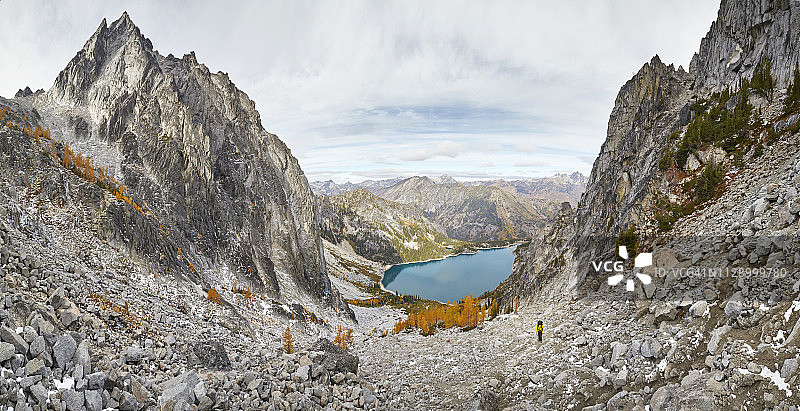 徒步旅行者攀登Aasgard山口，周围是高山湖泊和群山（美国华盛顿州利文沃思）图片素材