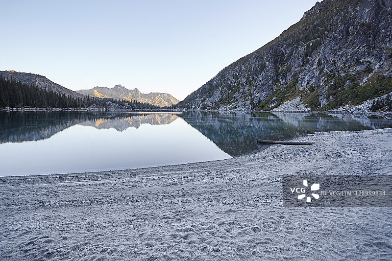 美国华盛顿州利文沃斯魔法地带的海滩和高山湖泊图片素材