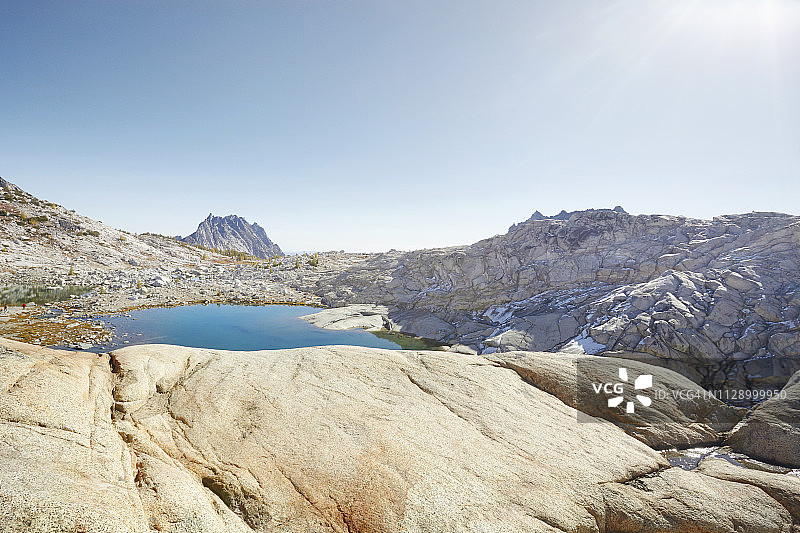 扁平岩石高原和周围环绕高山湖泊图片素材