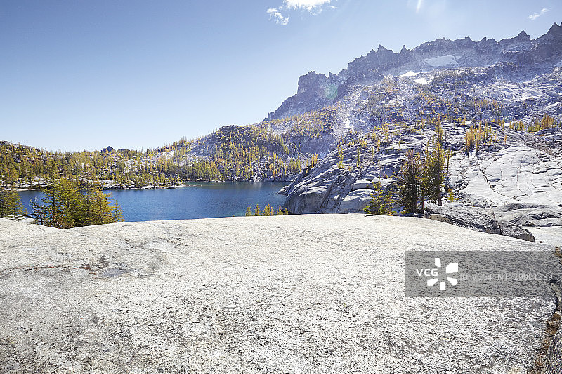 扁平岩石高原和周围环绕高山湖泊图片素材