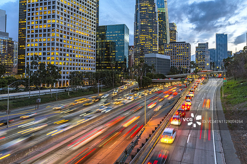 洛杉矶市中心夜间交通图片素材