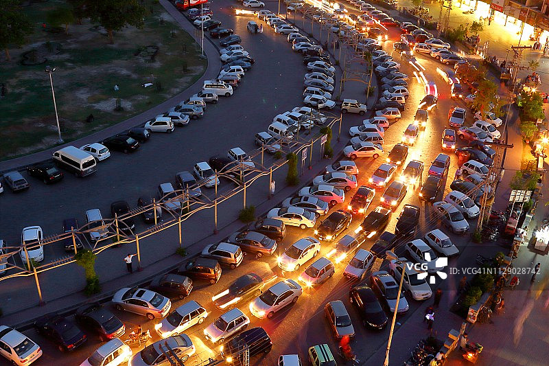 傍晚市场内的停车场图片素材