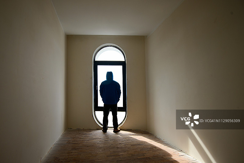 被困在房间里图片素材