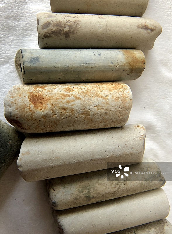 在伦敦泰晤士河Mudlarking发现的旧烟斗碎片图片素材