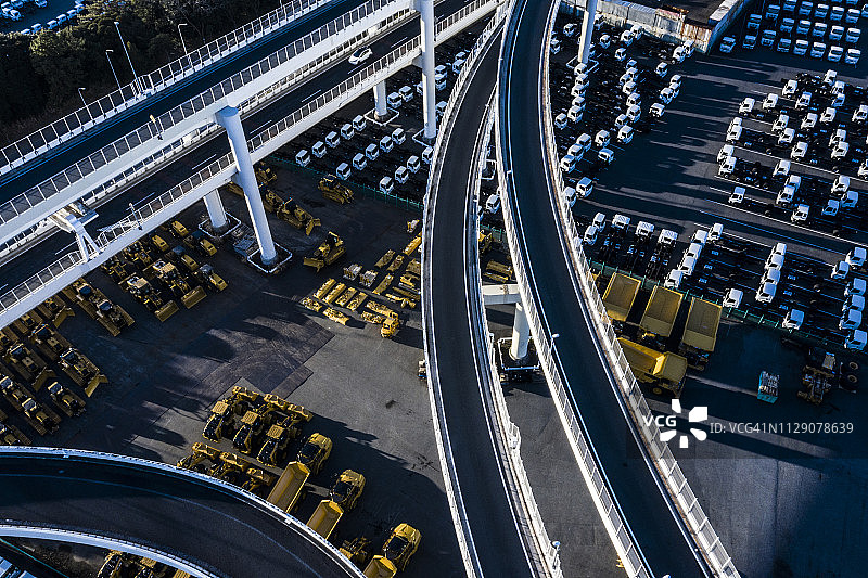 停满卡车的停车场及高架道路鸟瞰图图片素材