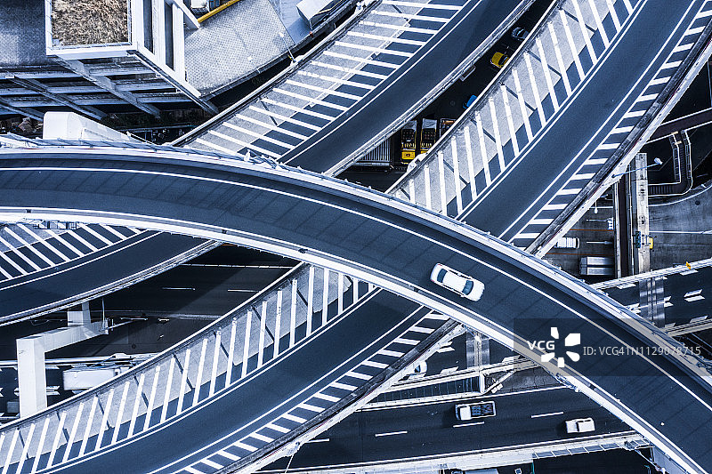 优美弯曲高速公路的航拍照片图片素材