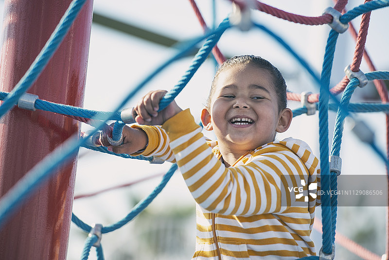 小女孩在操场户外玩耍图片素材