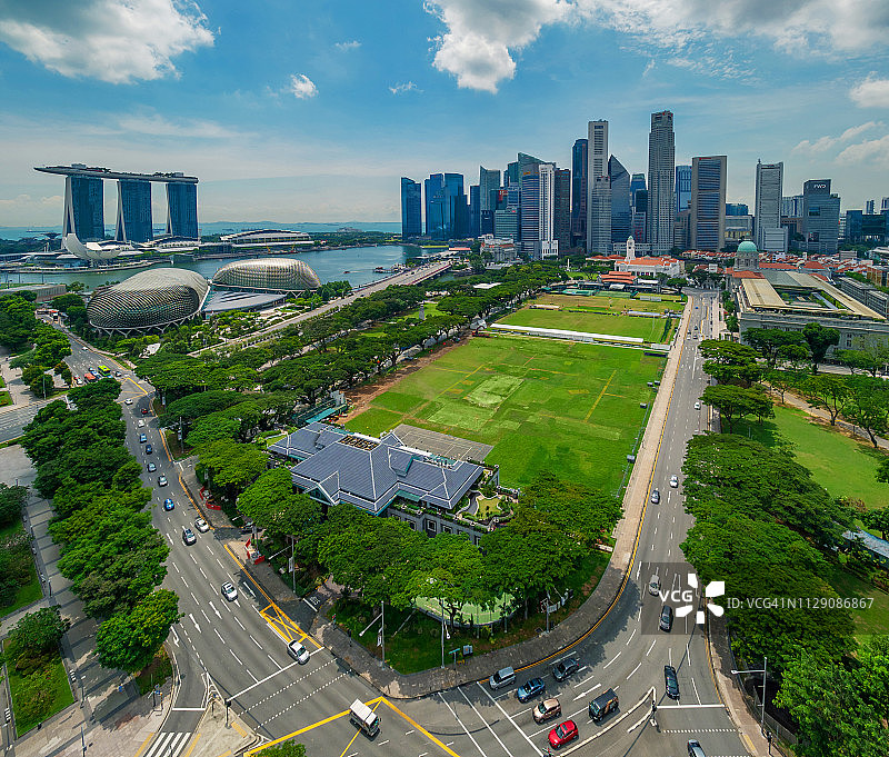 新加坡天际线商业区和城市景观鸟瞰，前景为巴东和新加坡板球俱乐部图片素材