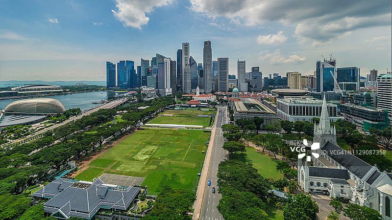 新加坡天际线商业区和城市景观鸟瞰，前景为巴东和新加坡板球俱乐部图片素材