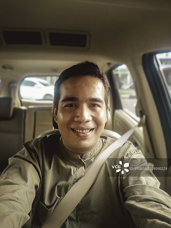 车内的英俊男人自拍图片素材