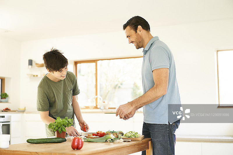 父子在厨房准备食物图片素材