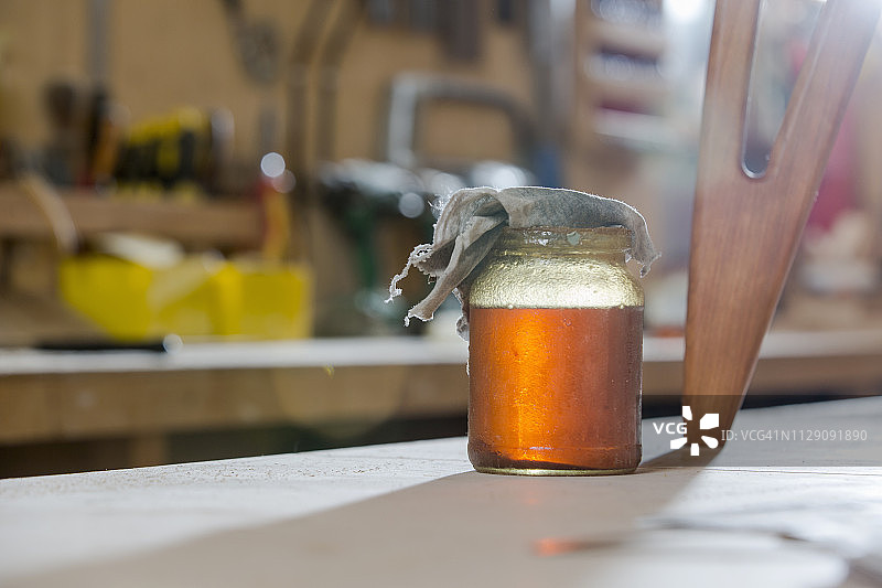 油漆罐和木凳图片素材