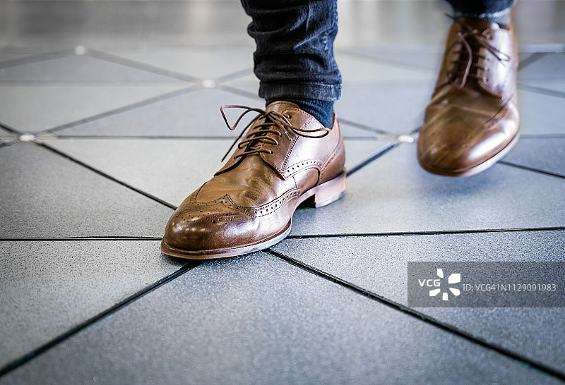 瓷砖地板上的一双布洛克鞋图片素材