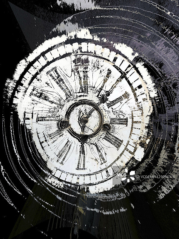 概念特写：带有罗马数字和时针的仿古落地钟表面图片素材