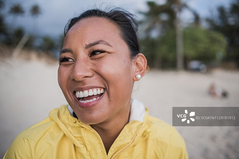 在夏威夷瓦胡岛凯卢阿海滩欢笑的女人肖像图片素材
