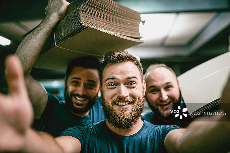 英俊的留胡子纸板工厂同事自拍图片素材