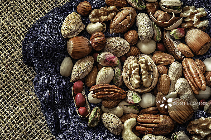 桌子上各种干果和坚果的特写图片素材