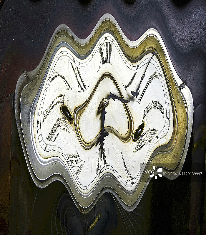 带有罗马数字和时针及秒针的波浪扭曲复古古董落地钟面图片素材