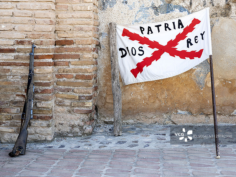 西班牙内战的博尔戈尼亚十字步枪和旗帜，西班牙贝尔奇特图片素材