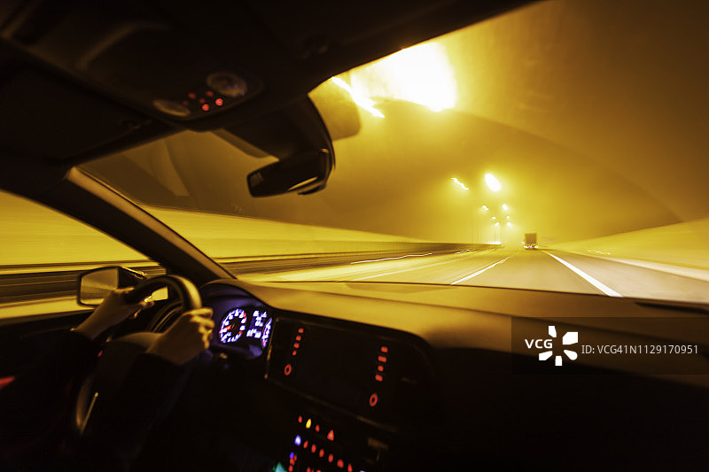女人在夜晚开车图片素材