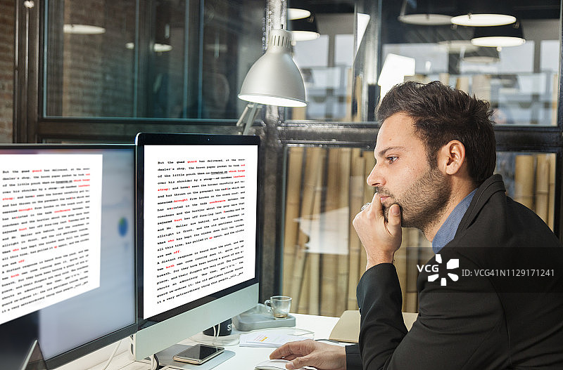 使用电脑的商人图片素材