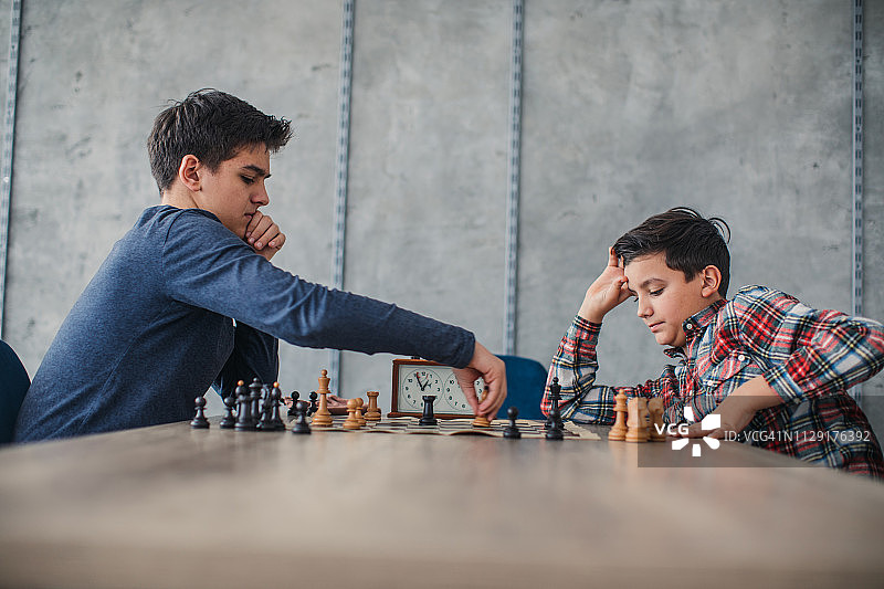男孩下棋图片素材