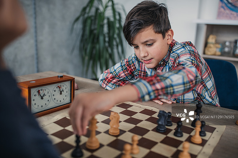 孩子们在下棋图片素材