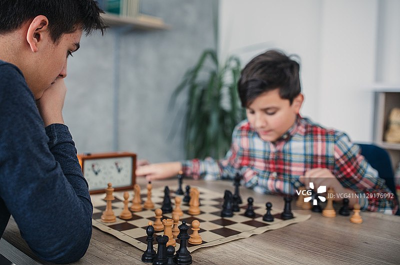 孩子们在下棋图片素材