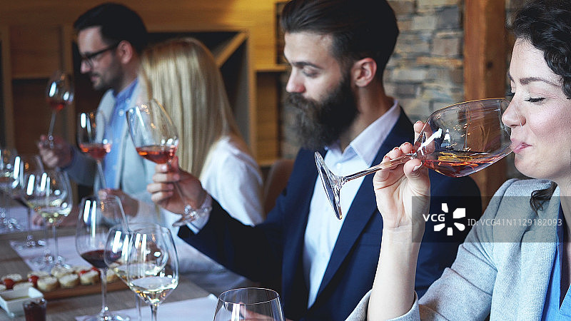 朋友一起品酒图片素材