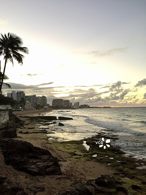 冬季多风潮湿后波多黎各日落海滩图片素材
