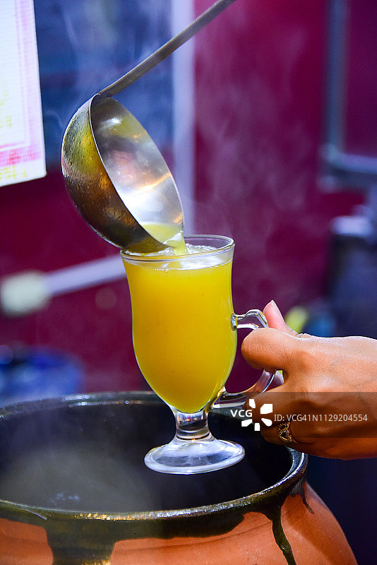 倾倒卡内拉佐酒图片素材