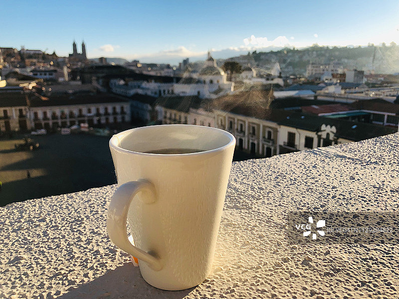 基多露台上的早茶图片素材