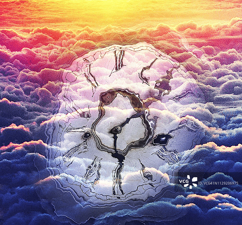 扭曲的古董落地钟表面，带有罗马数字和时针、秒针漂浮在阳光照射的云海中。图片素材