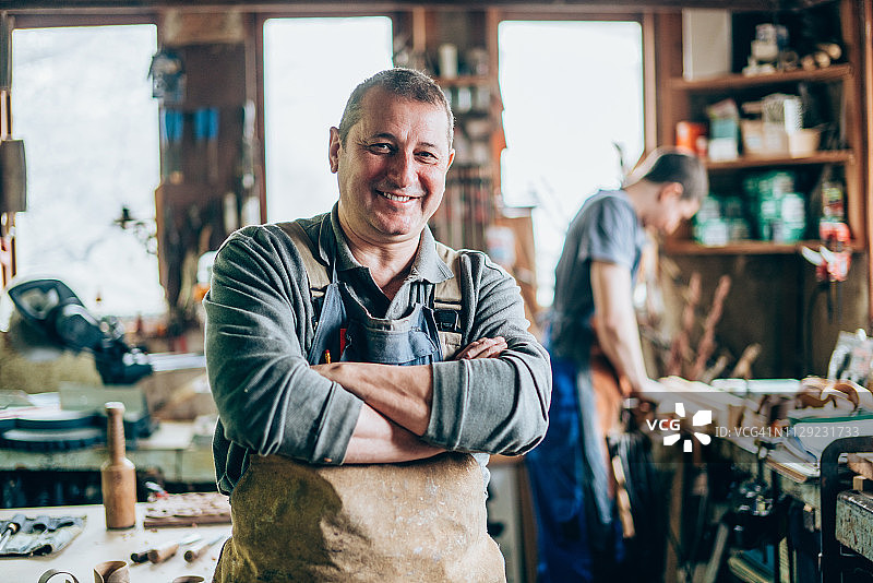 年长的木匠的肖像图片素材