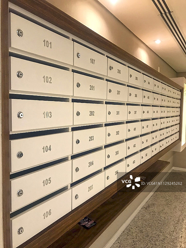 公寓楼内的邮箱图片素材