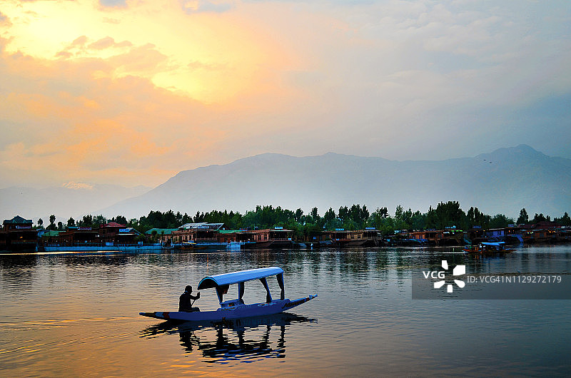 印度，查谟和克什米尔邦，斯利那加，达尔湖图片素材