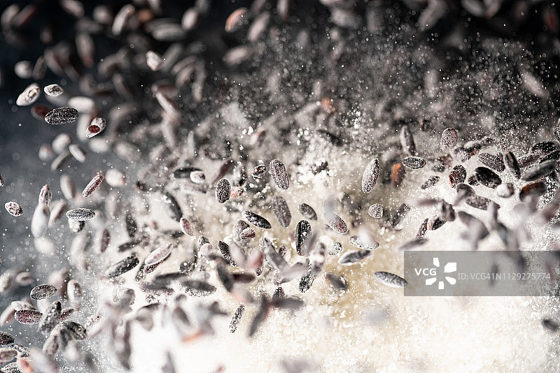 高速同步拍摄的红色稻米舞动图片素材