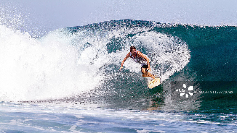 印度尼西亚，在太平洋上冲浪图片素材