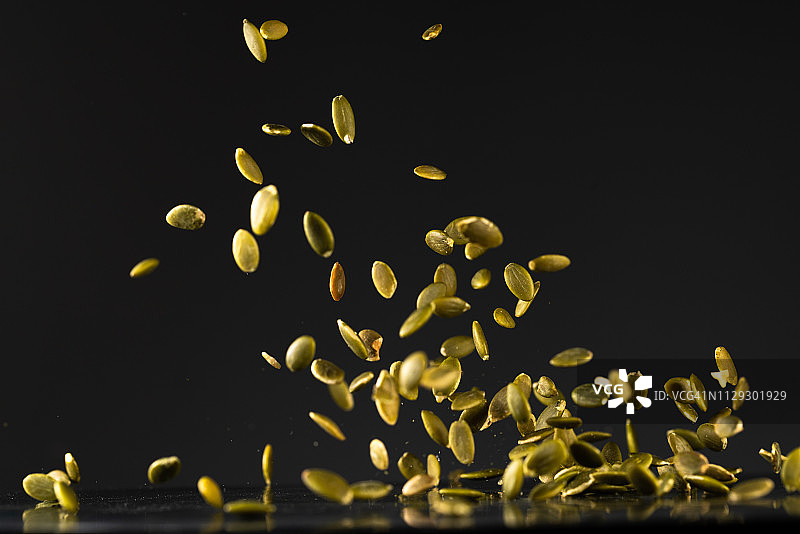 高速同步拍摄的剥皮南瓜籽图片素材