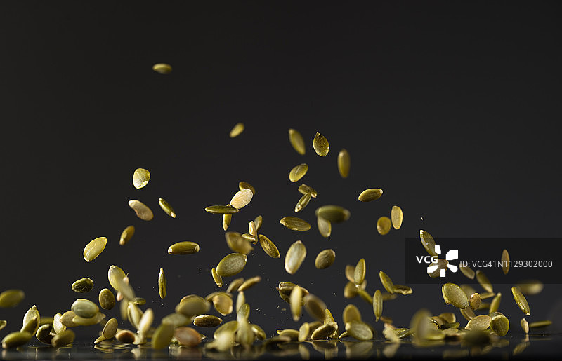 高速同步拍摄的剥皮南瓜籽图片素材