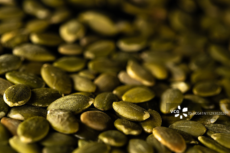 高速同步拍摄的剥皮南瓜籽图片素材