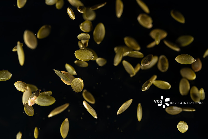 高速同步拍摄的剥皮南瓜籽图片素材